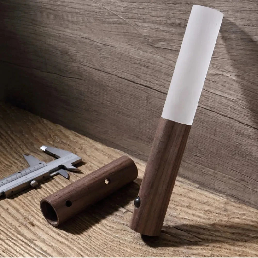 Wiederaufladbares LED-Nachtlicht - Magnetisches & hölzernes Design mit Bewegungssensor